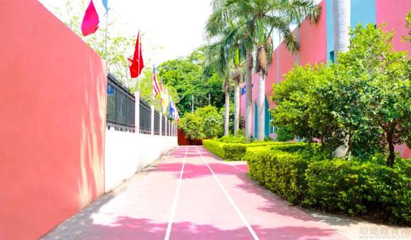 深圳博纳国际学校 ：在深圳博纳和名校教授于博士后一起做研究