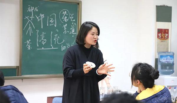 成都市西雅美途外国语联合学校 ：西雅美途学子习茶艺课程，悟茶道文化