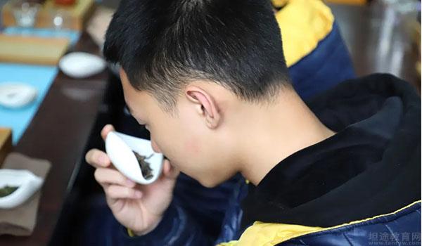 成都市西雅美途外国语联合学校 ：西雅美途学子习茶艺课程，悟茶道文化