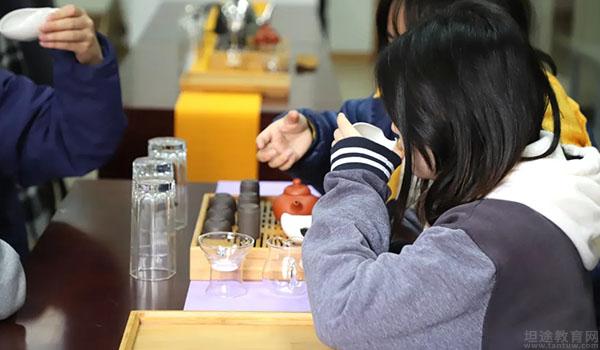 成都市西雅美途外国语联合学校 ：西雅美途学子习茶艺课程，悟茶道文化
