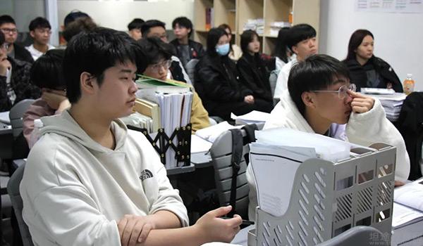 郑州基石中学 ：郑州基石中学国际部收获加拿大名校offer
