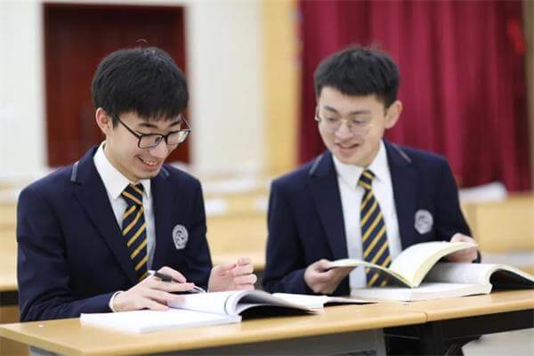 北京市二十一世纪国际学校【学长来啦】牛津大学学长：“10米以下，探索更广阔的世界”！