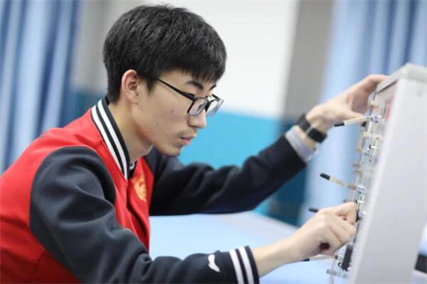 北京市二十一世纪国际学校【学长来啦】牛津大学学长：“10米以下，探索更广阔的世界”！