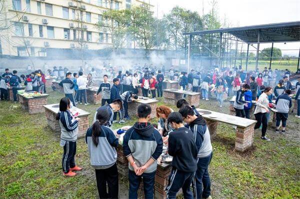 巴德美际学校成都校区行走课堂 ｜ 用成长，在春天留下属于自己的色彩！