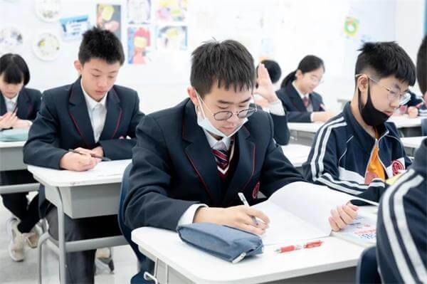 怎么回事？巴德美际学校成都校区初中数学课、英语课教室空无一人！