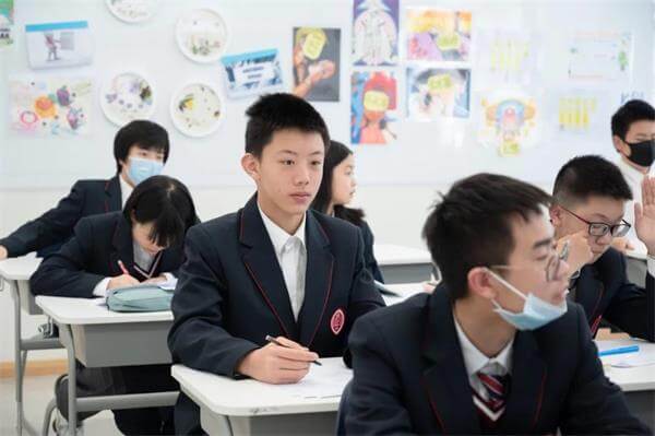 怎么回事？巴德美际学校成都校区初中数学课、英语课教室空无一人！