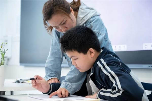 怎么回事？巴德美际学校成都校区初中数学课、英语课教室空无一人！