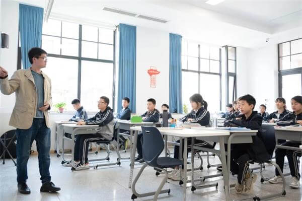 怎么回事？巴德美际学校成都校区初中数学课、英语课教室空无一人！