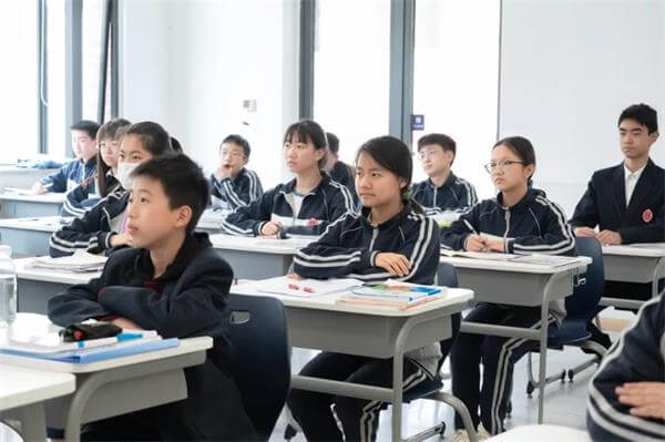 怎么回事？巴德美际学校成都校区初中数学课、英语课教室空无一人！
