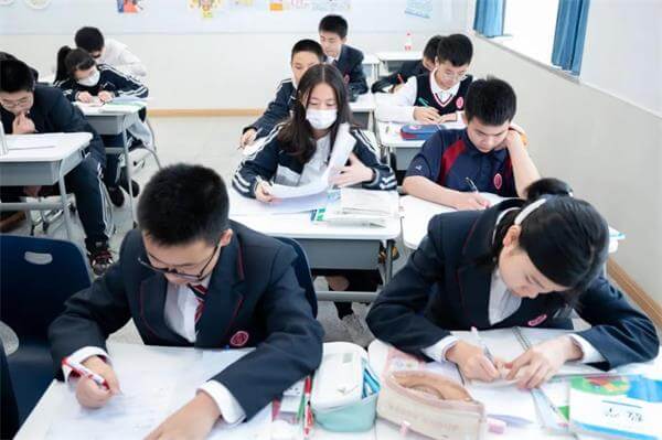 怎么回事？巴德美际学校成都校区初中数学课、英语课教室空无一人！