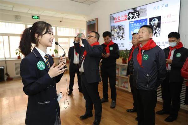 办世纪之学，育百年英才 | 长江商学院来北京市二十一世纪国际学校开展访学交流活动！