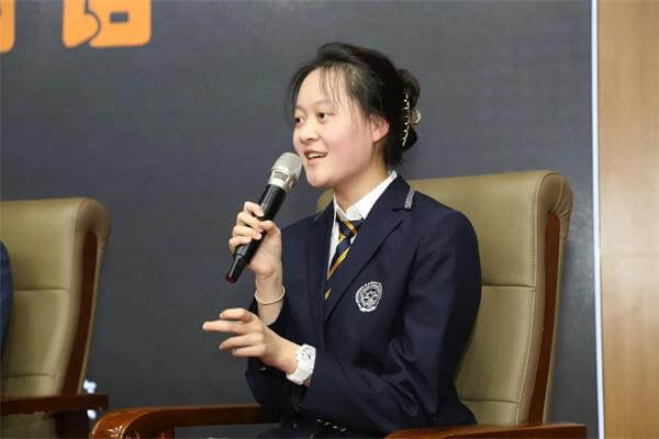 办世纪之学，育百年英才 | 长江商学院来北京市二十一世纪国际学校开展访学交流活动！
