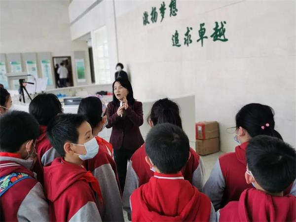 武汉外国语学校美加分校科学理想浩瀚-未来之星璀璨！