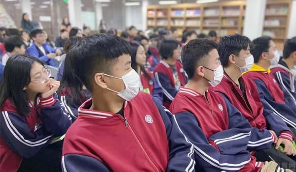 北京力迈中美[国际]学校 ：北京力迈国际高中击剑社团成立，丰富课外活动