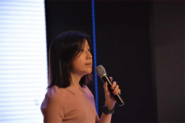 美国驻广州总领事馆官员出席新哲书院H4年级家长会并答疑！