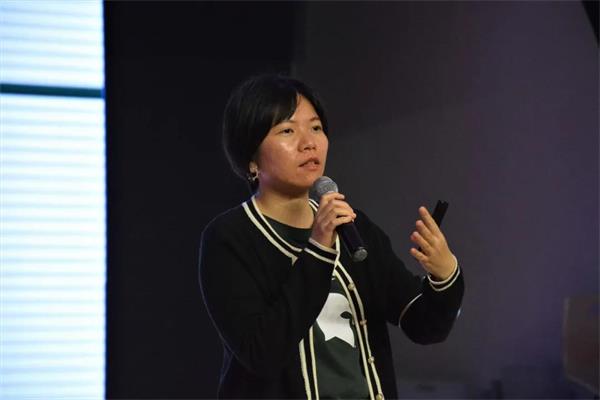 美国驻广州总领事馆官员出席新哲书院H4年级家长会并答疑！
