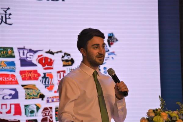 美国驻广州总领事馆官员出席新哲书院H4年级家长会并答疑！