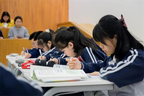 邻水二中20余名教师到巴德美际学校成都校区取经“高质量学习法”