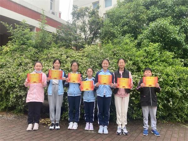 合肥世界外国语学校小学部举办立德普法手抄报比赛