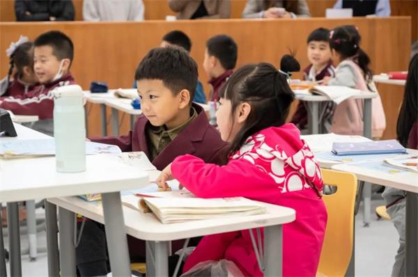 巴德美际学校成都校区家长们进校来了场“大检查”！