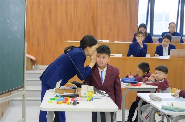 巴德美际学校成都校区家长们进校来了场“大检查”！