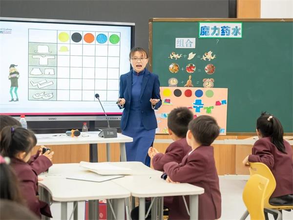 巴德美际学校成都校区家长们进校来了场“大检查”！