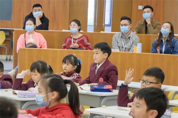 巴德美际学校成都校区家长们进校来了场“大检查”！