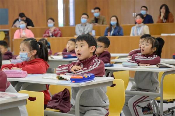 巴德美际学校成都校区家长们进校来了场“大检查”！
