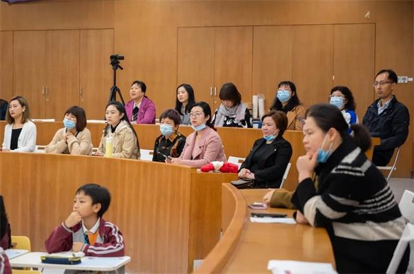 巴德美际学校成都校区家长们进校来了场“大检查”！