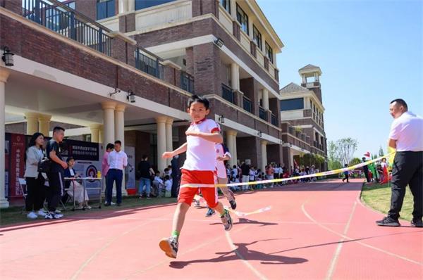 巴德美际学校成都校区让孩子在运动场上感受体育竞技的魅力