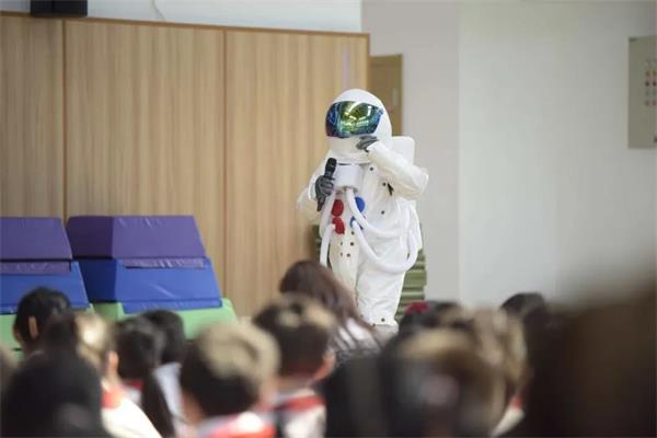 上海青浦区世界外国语学校小学部科技节开幕