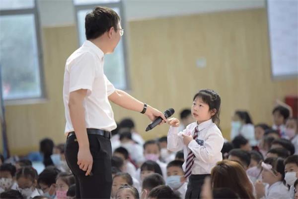 上海青浦区世界外国语学校小学部科技节开幕