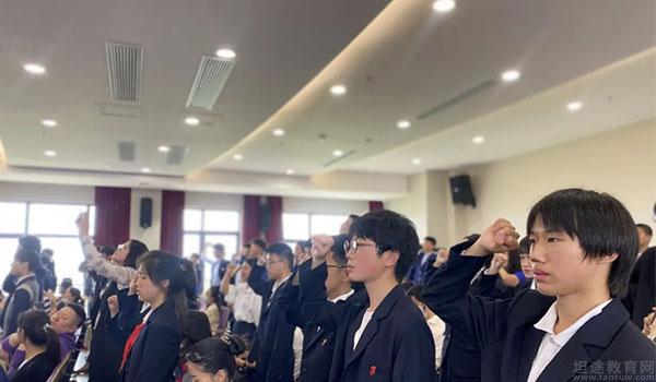 上海新纪元双语学校 ：参加上海新纪元双语十四岁集体生日礼，收获成长与感到