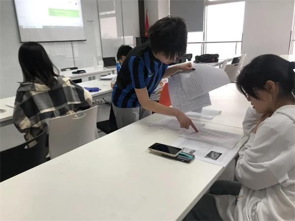 上外贤达国际高中英语校报月刊编辑部例会