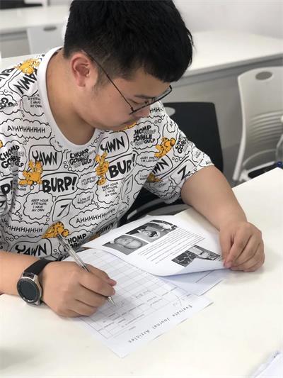 上外贤达国际高中英语校报月刊编辑部例会