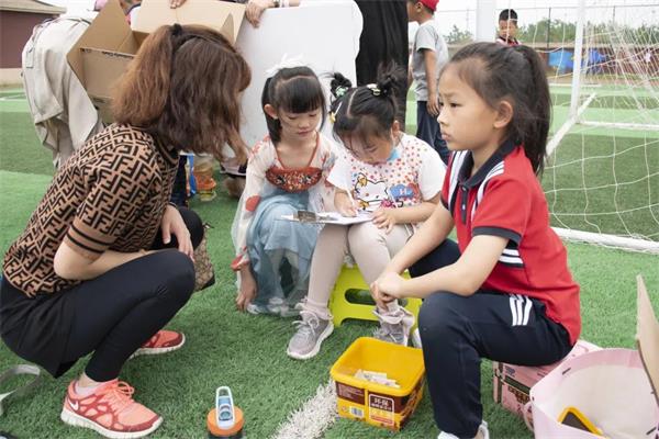 天津格瑞思学校学生与父母一起探寻跳蚤市场里的秘密