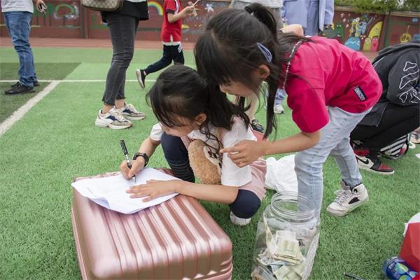 天津格瑞思学校学生与父母一起探寻跳蚤市场里的秘密
