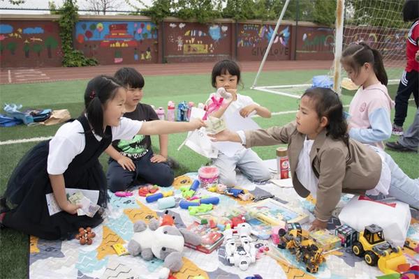 天津格瑞思学校学生与父母一起探寻跳蚤市场里的秘密