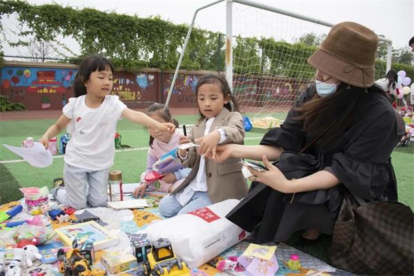 天津格瑞思学校学生与父母一起探寻跳蚤市场里的秘密