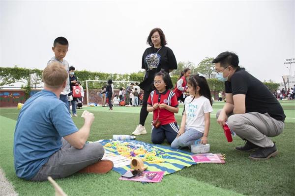 天津格瑞思学校学生与父母一起探寻跳蚤市场里的秘密