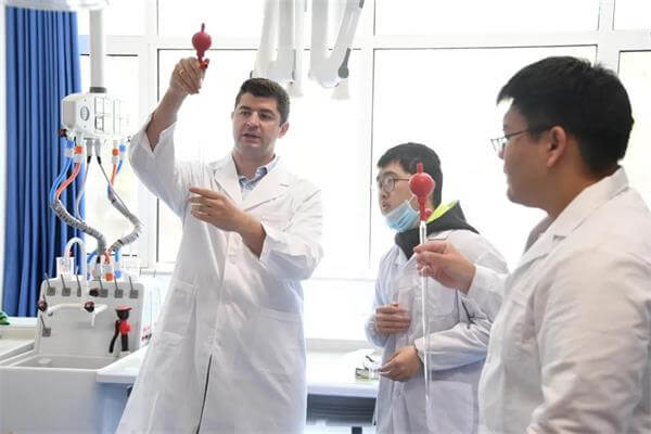 青岛威德明特双语学校化学课 | 用溶液稀释绘制出蓝色梦境