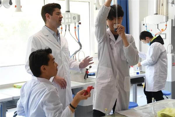 青岛威德明特双语学校化学课 | 用溶液稀释绘制出蓝色梦境