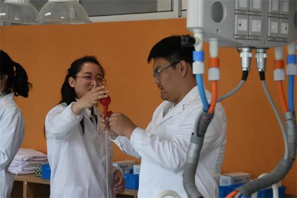 青岛威德明特双语学校化学课 | 用溶液稀释绘制出蓝色梦境