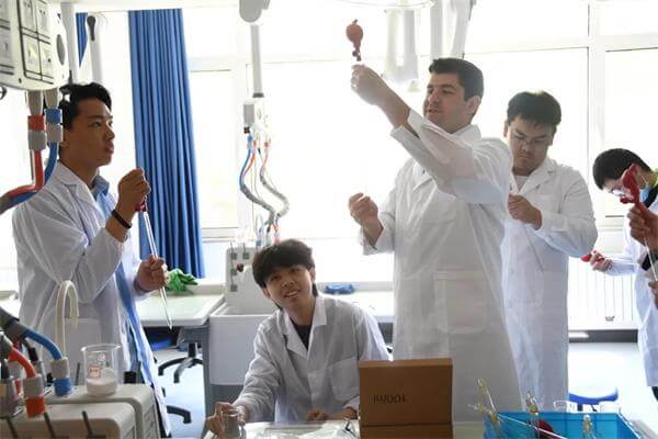 青岛威德明特双语学校化学课 | 用溶液稀释绘制出蓝色梦境