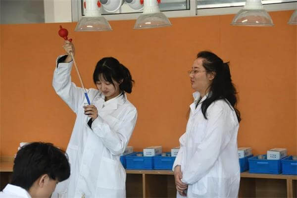 青岛威德明特双语学校化学课 | 用溶液稀释绘制出蓝色梦境