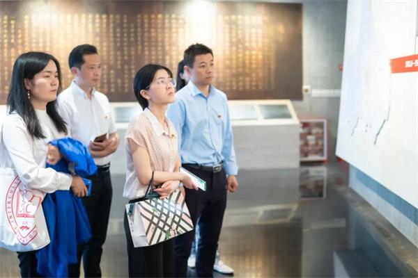 巴德美际学校成都校区全体党员献礼建党100周年活动