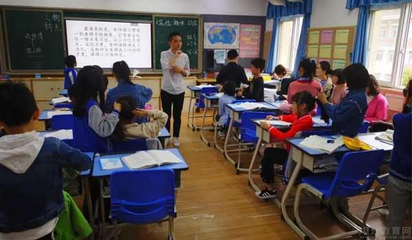 成都美视国际学校 ：成都美视教学研讨怎么样