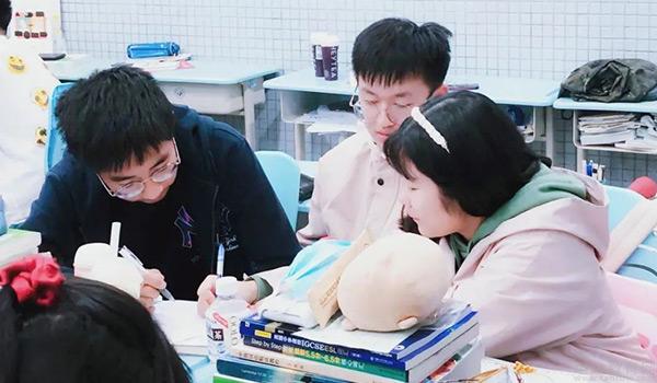 郑州一中国际部 ：郑州一中国际部首届艺术设计大赛活动成功举办