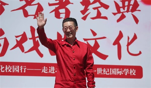 “俺老孙来也！”六小龄童“空降”北京市二十一世纪国际学校，欢乐传承经！
