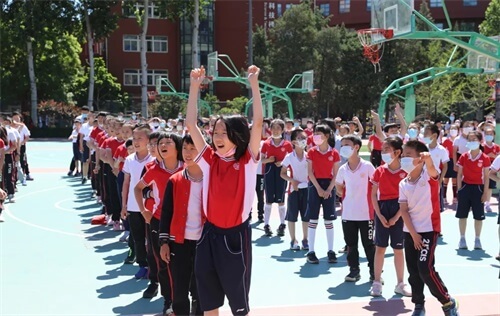 “俺老孙来也！”六小龄童“空降”北京市二十一世纪国际学校，欢乐传承经！
